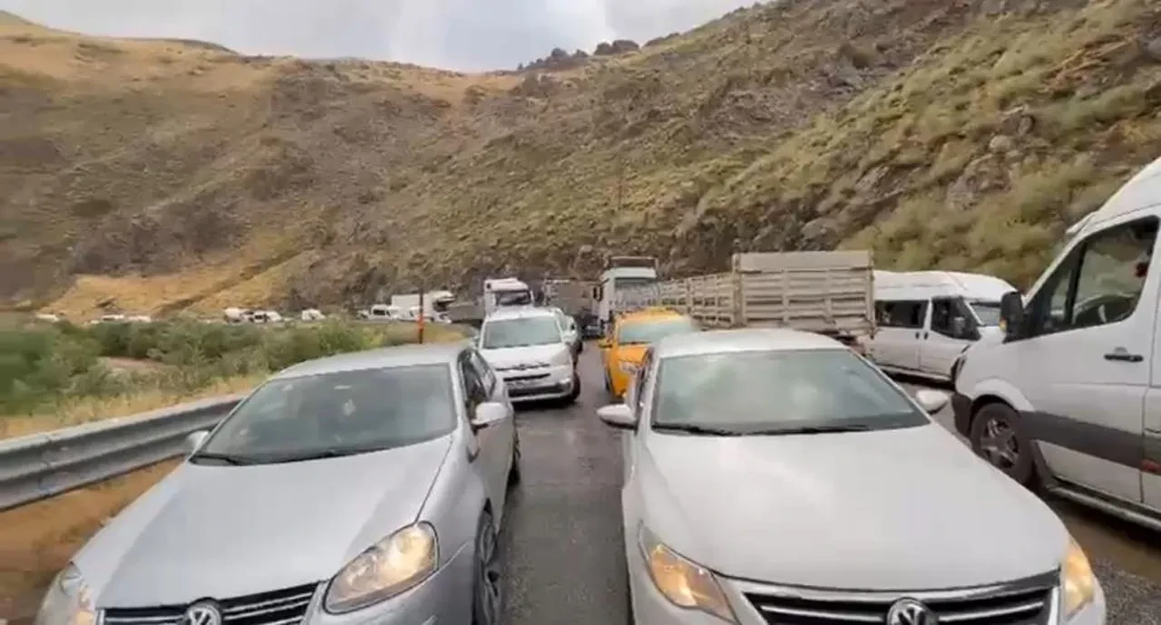 Yüksekova-Van yolunda heyelan: Yolda kaldılar!