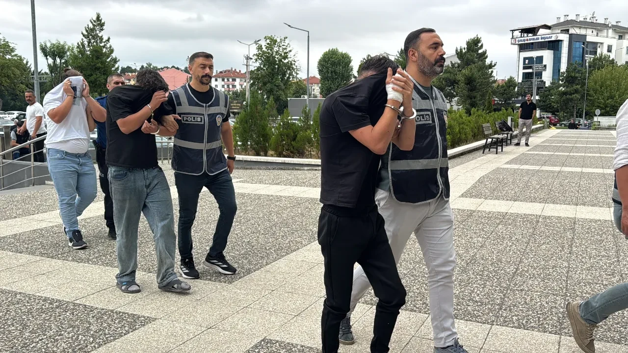 200 bin liralık alkol çaldılar! 'İçkileri ne yaptınız?' soruna verdikleri yanıt şoke etti
