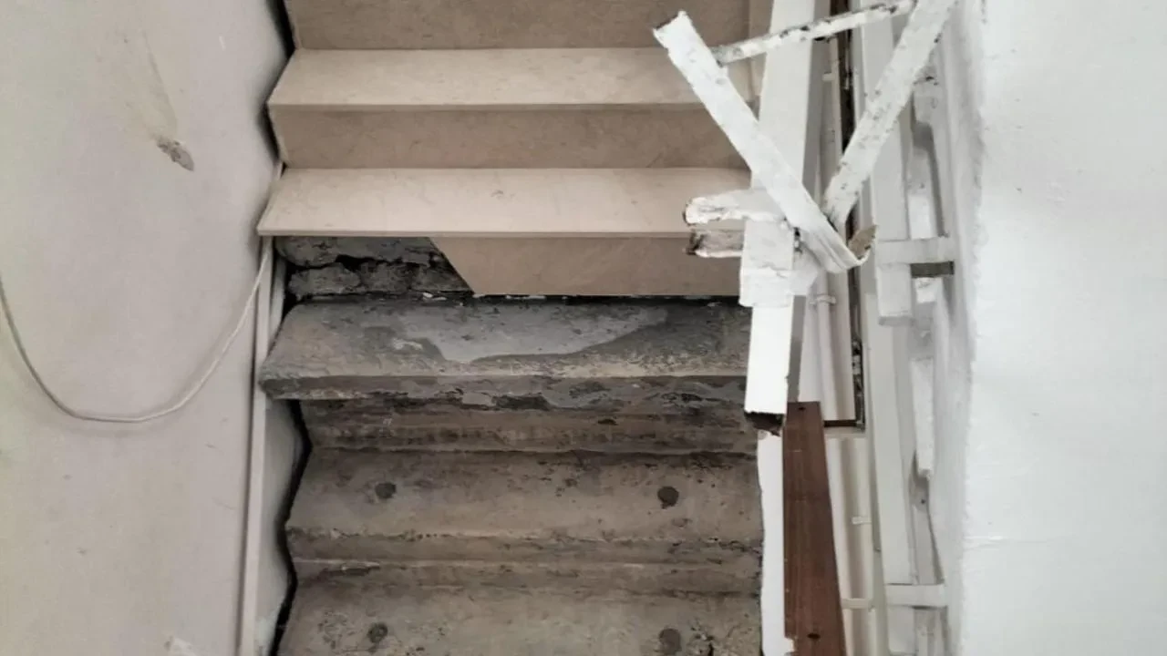 Adana'da faciadan dönüldü! İşe giderken bir anda apartman merdiveni ayaklarından kaydı 