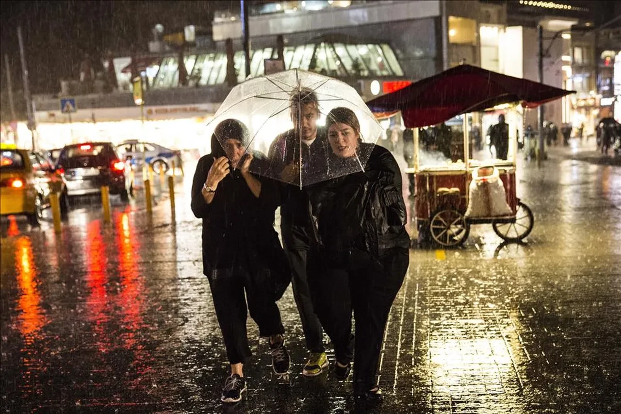 Ağustos yağmurlu başlıyor! Meteoroloji'den sağanak ve fırtına uyarısı