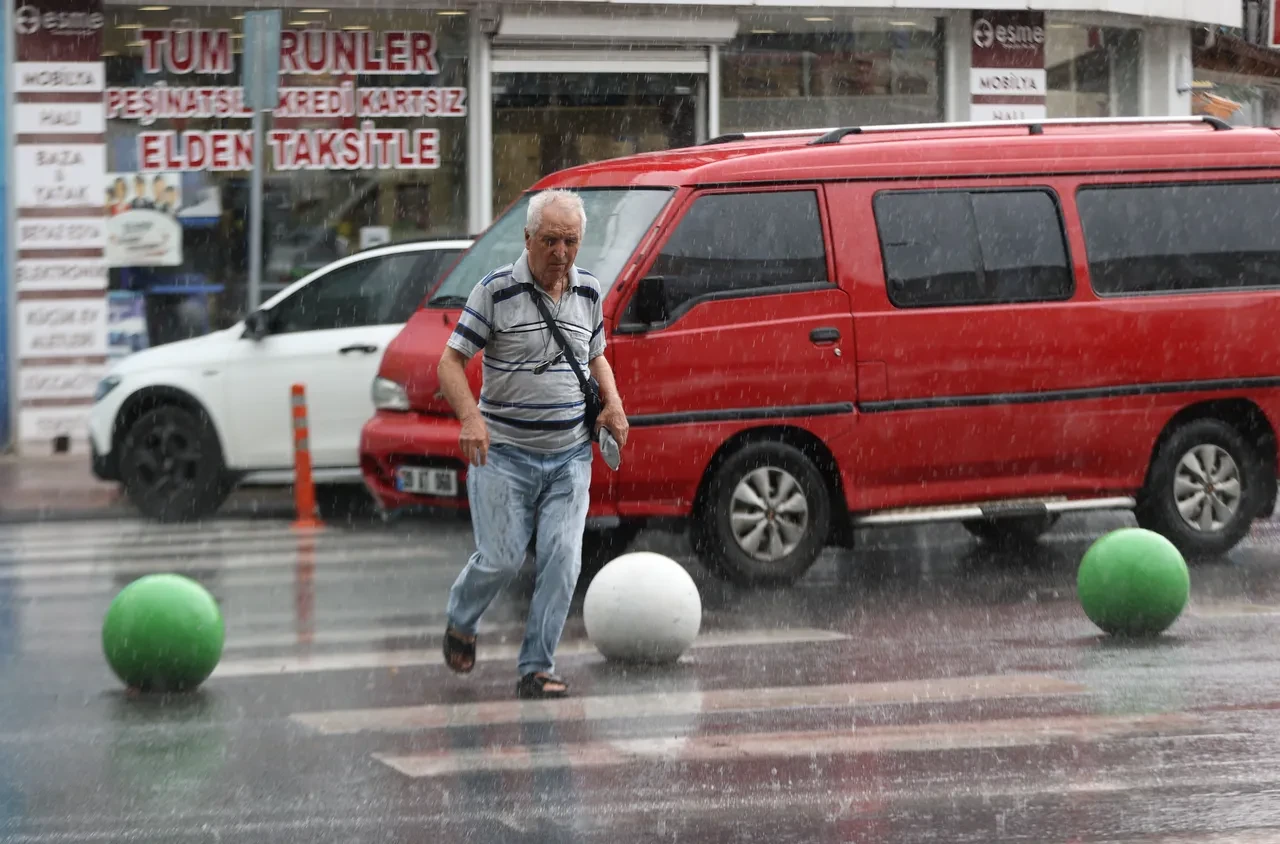 Ağustos yağmurlu başlıyor! Meteoroloji'den sağanak ve fırtına uyarısı