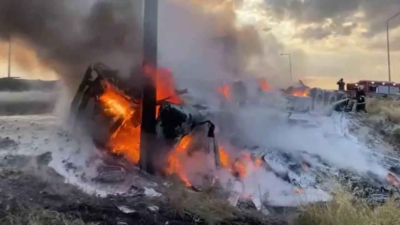 Aksaray'da feci kaza! Yanıcı madde taşıyan tır şarampole devrildi