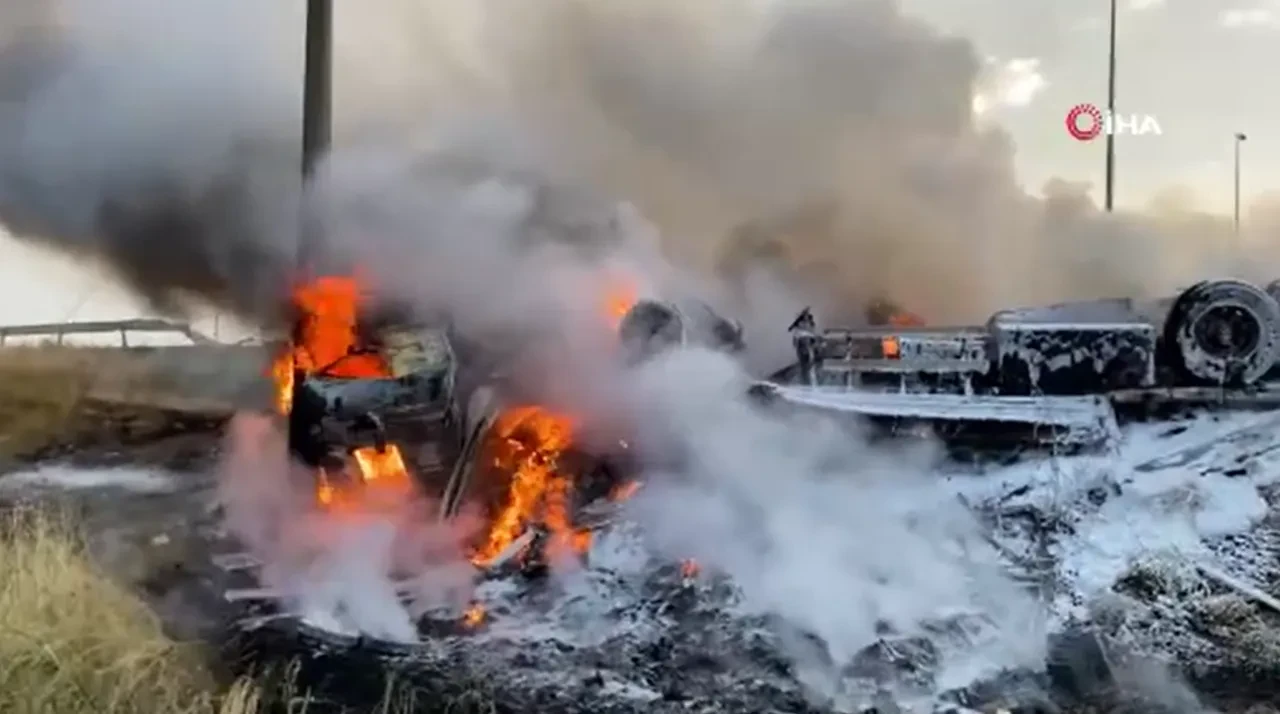 Aksaray'da feci kaza! Yanıcı madde taşıyan tır şarampole devrildi