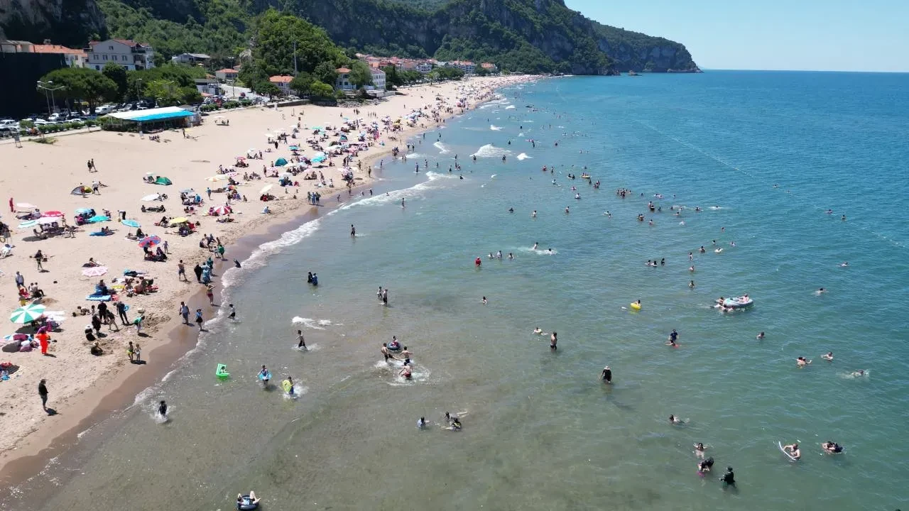 Bartın'da deniz girmek yasaklandı! Ünlü plaja kırmızı bayrak çekildi
