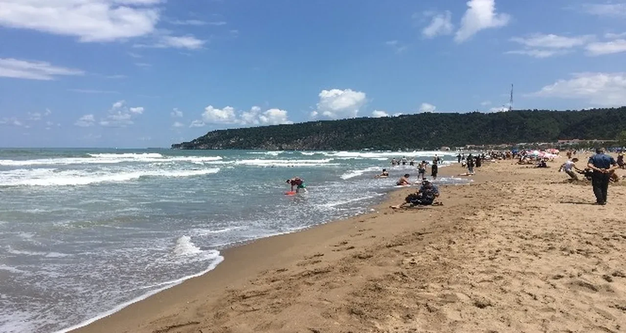 Bartın'da deniz girmek yasaklandı! Ünlü plaja kırmızı bayrak çekildi