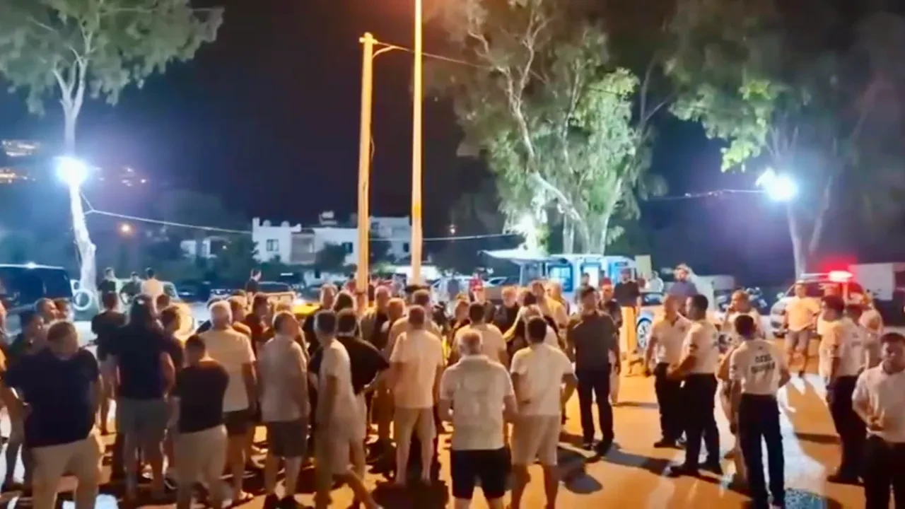 Bodrum'da ortalık karıştı! Taksicilerle VIP minibüs sürücüleri birbirine girdi! 150 taksici yolu kapattı