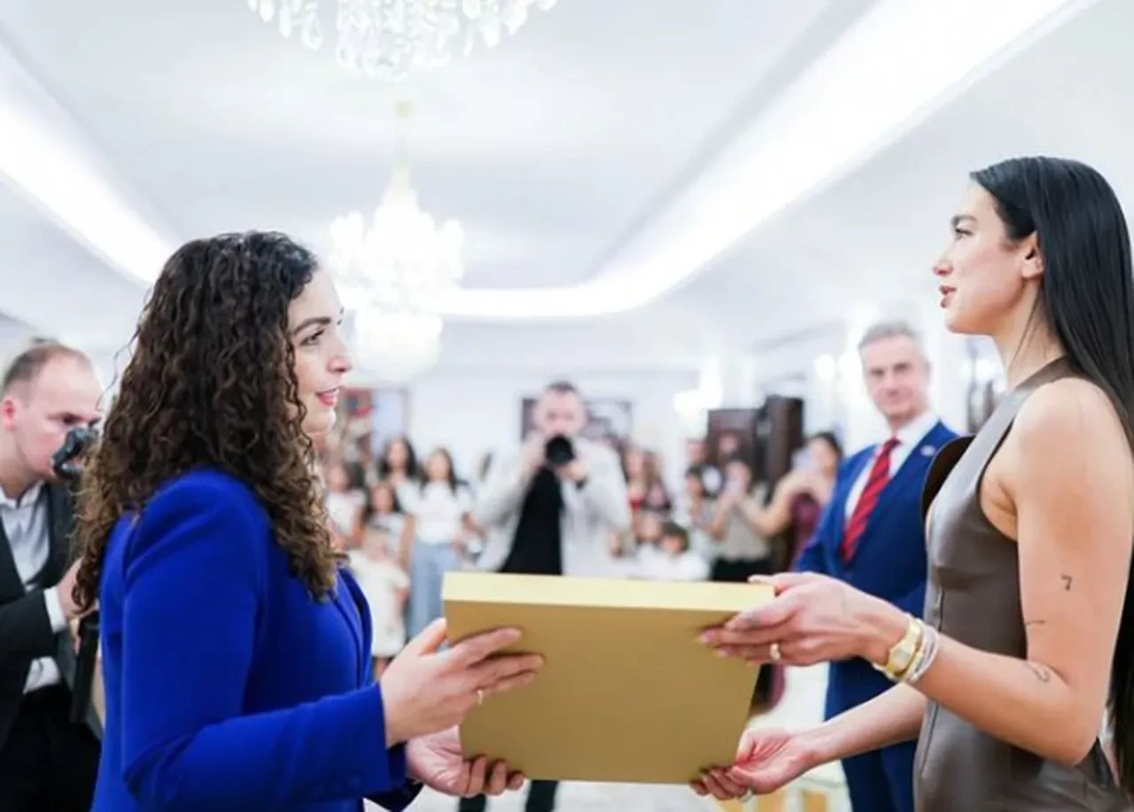 Dua Lipa, üçüncü vatandaşlığını aldı!