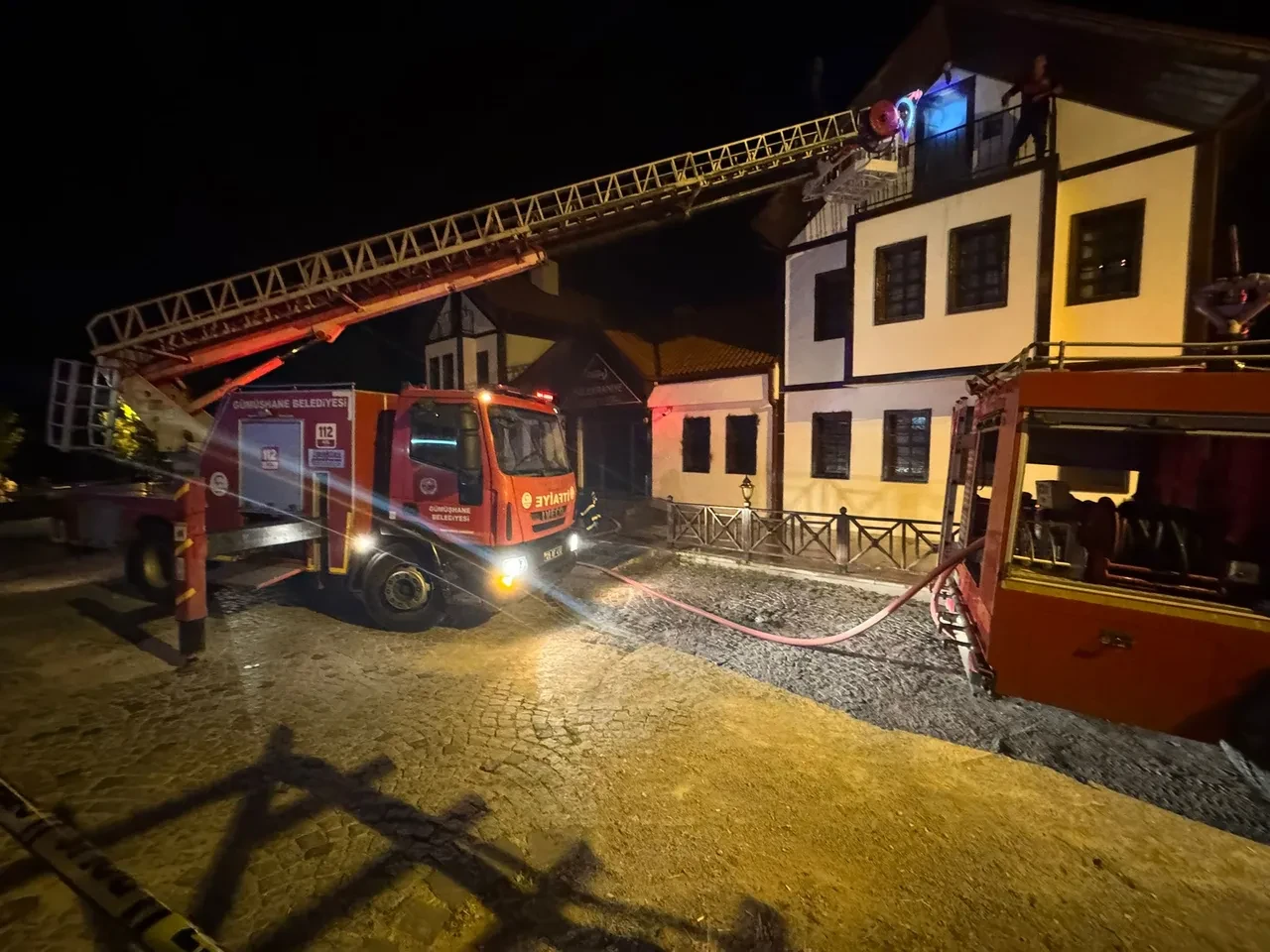 Gümüşhane'de tarihi mahallede bulunan otelde korkutan yangın