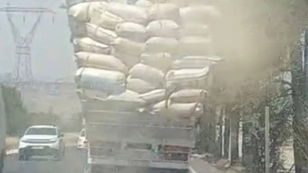 Kamyondan dökülen samanlar trafikte tehlike saçtı