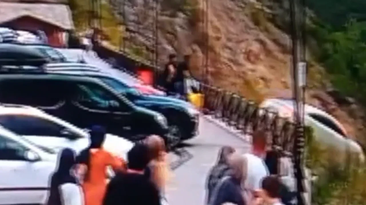Yanlış manevra yaptı, uçumdan aşağıya uçtu! Korku dolu anlar kamerada