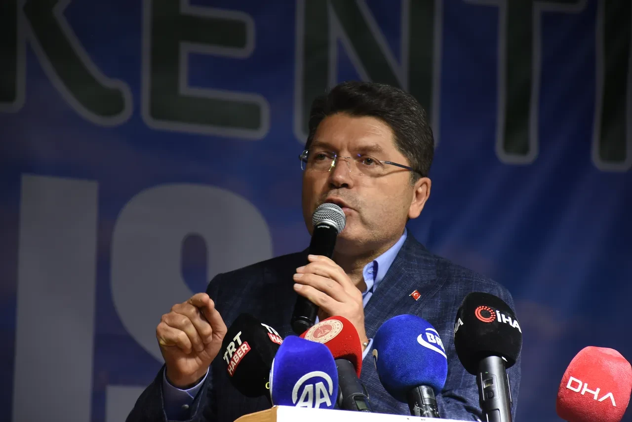 Adalet Bakanı Yılmaz Tunç'u duygulandıran hediye: Çok büyük sürpriz oldu