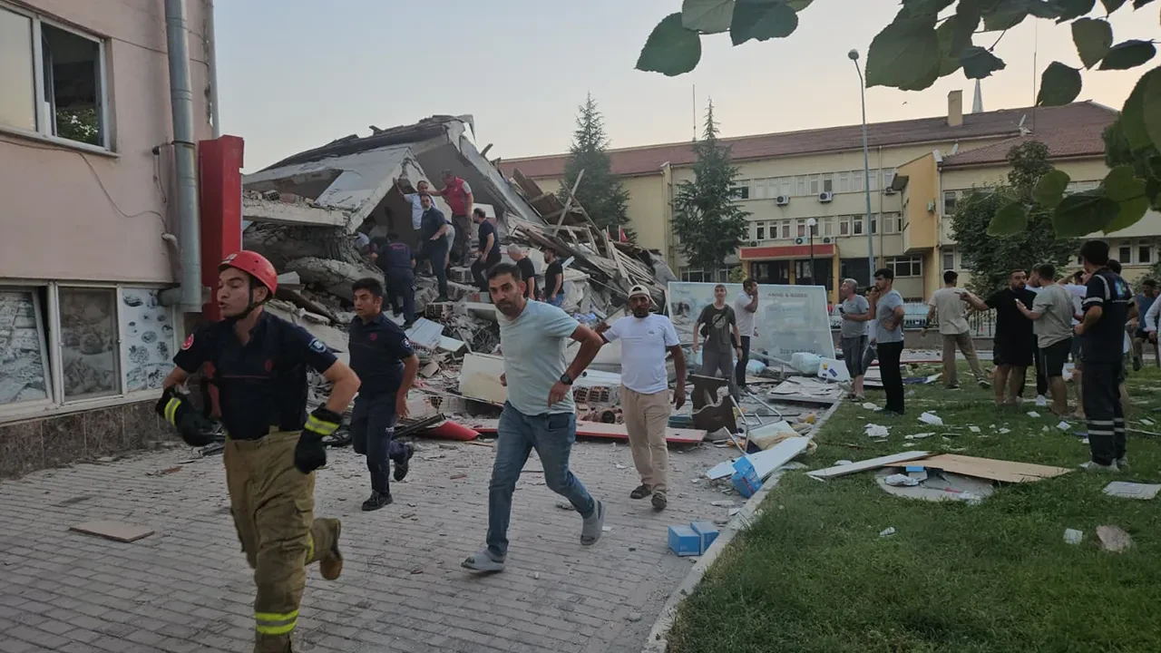 AFAD depremin bilançosunu açıkladı! Artçı sarsıntıların sayısı dikkat çekti