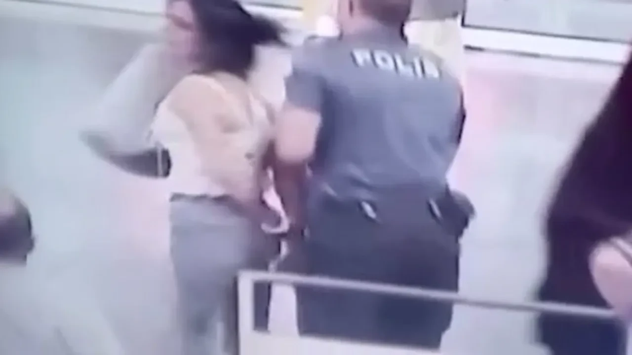 Alkollü kadın otogarı birbirine kattı! Görevlinin saçlarını kopardı: O anlar kamerada