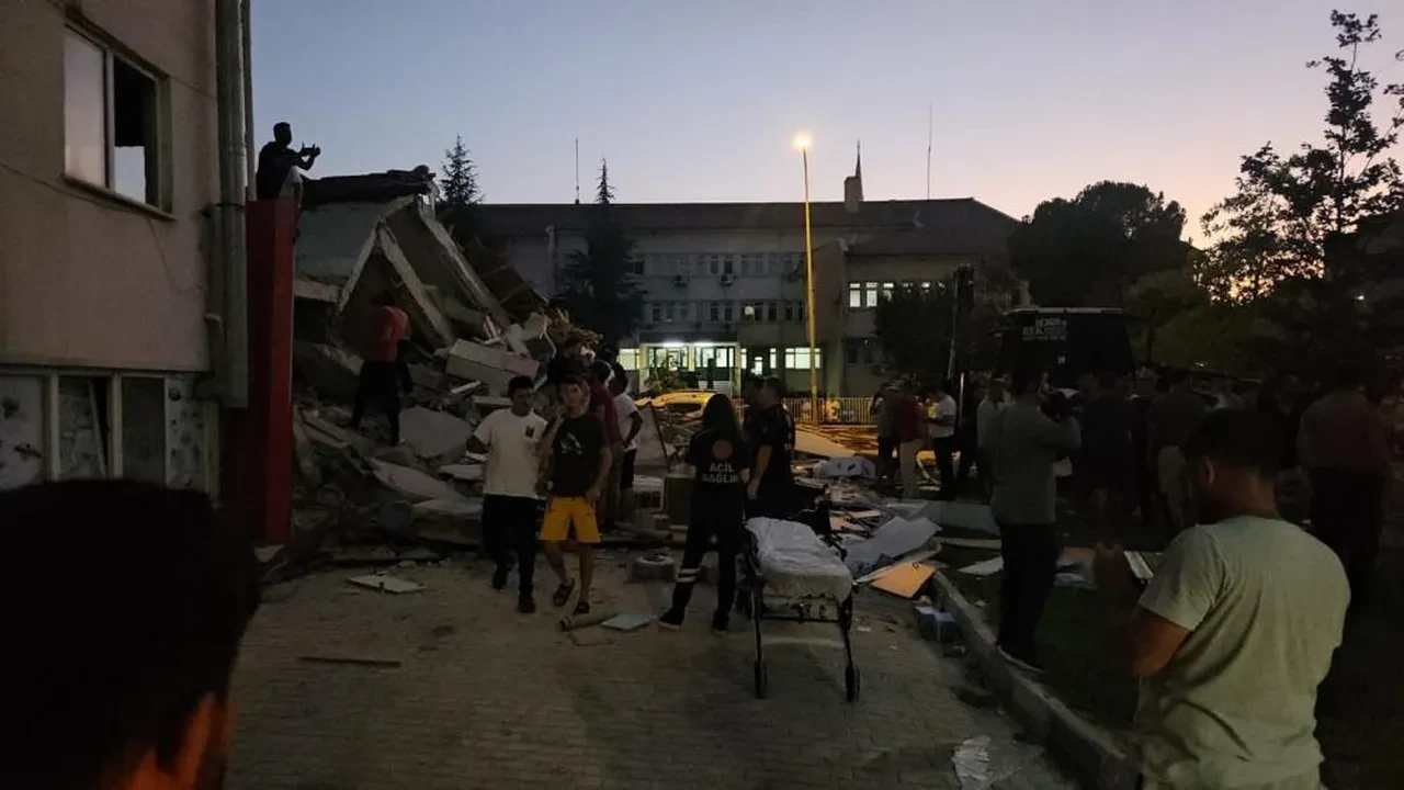 Balıkesir'de şiddetli deprem! İstanbul ve çevre illerde de hissedildi