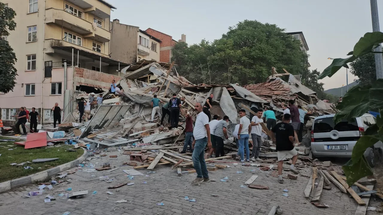 Balıkesir'deki deprem yeni bir tehlikenin habercisi mi? Prof. Dr. Üşümezsoy Simav fayını işaret etti!