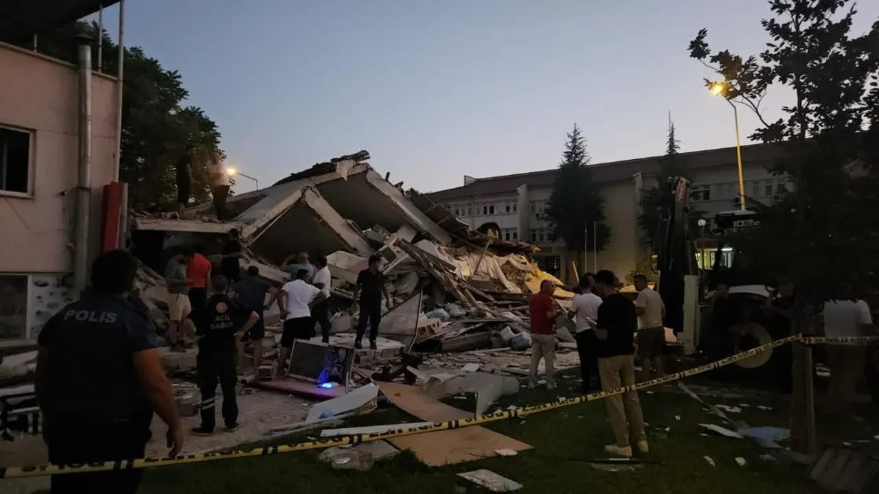 Balıkesir'deki deprem yeni bir tehlikenin habercisi mi? Prof. Dr. Üşümezsoy Simav fayını işaret etti!