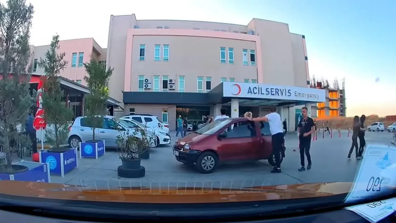 Balıkesir'deki depremde hastane önünde büyük panik kamerada