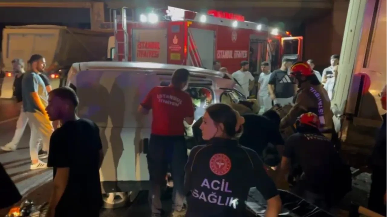 Bayrampaşa'da alkollü sürücü kamyonete çarptı: Yaralılar var