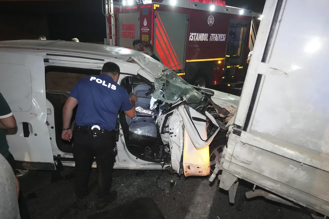 Bayrampaşa'da alkollü sürücü kamyonete çarptı: Yaralılar var