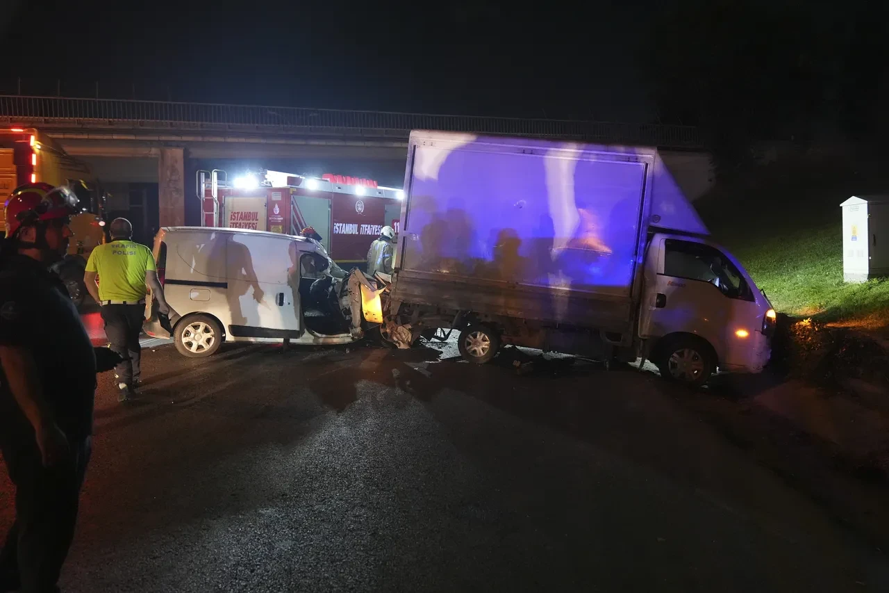 Bayrampaşa'da alkollü sürücü kamyonete çarptı: Yaralılar var