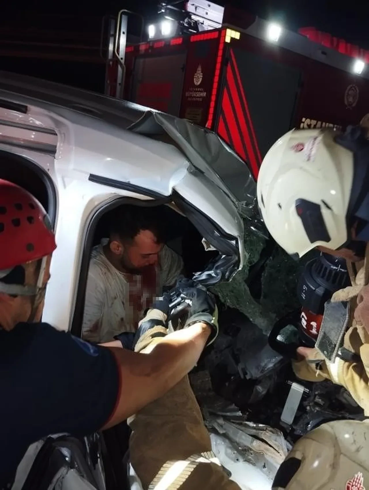 Bayrampaşa'da alkollü sürücü kamyonete çarptı: Yaralılar var