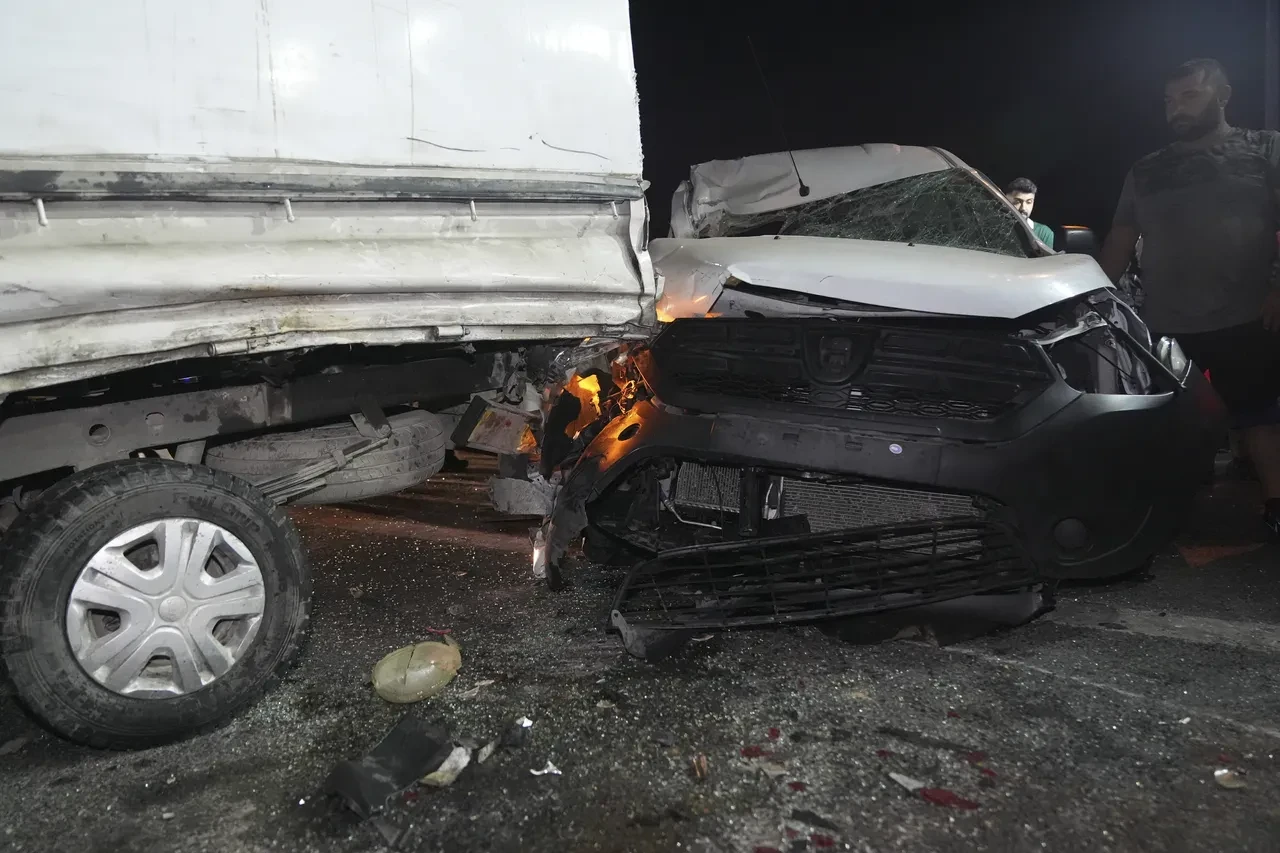 Bayrampaşa'da alkollü sürücü kamyonete çarptı: Yaralılar var