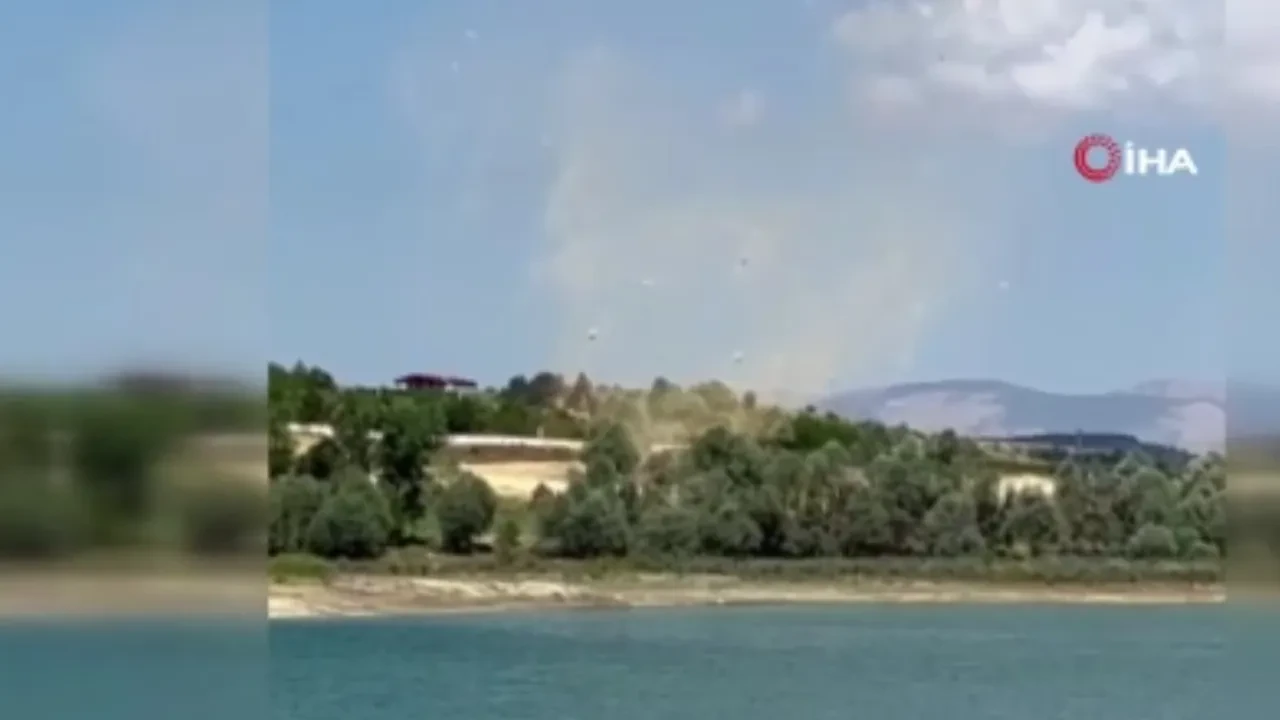 Bir anda oluştu, köy halkı paniğe kapıldı! Baraj kenarında oluşan hortum kamerada