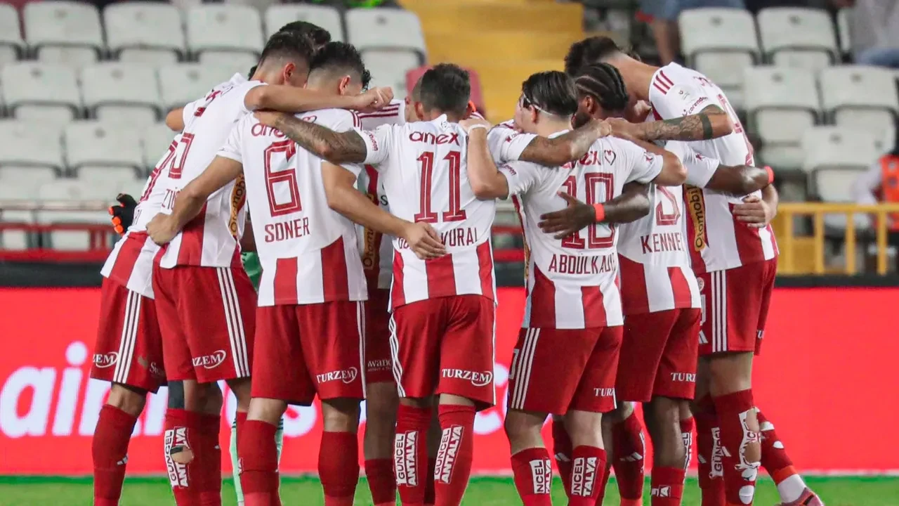Emre Belözoğlu kazandı: Antalyaspor'dan 3 puan!