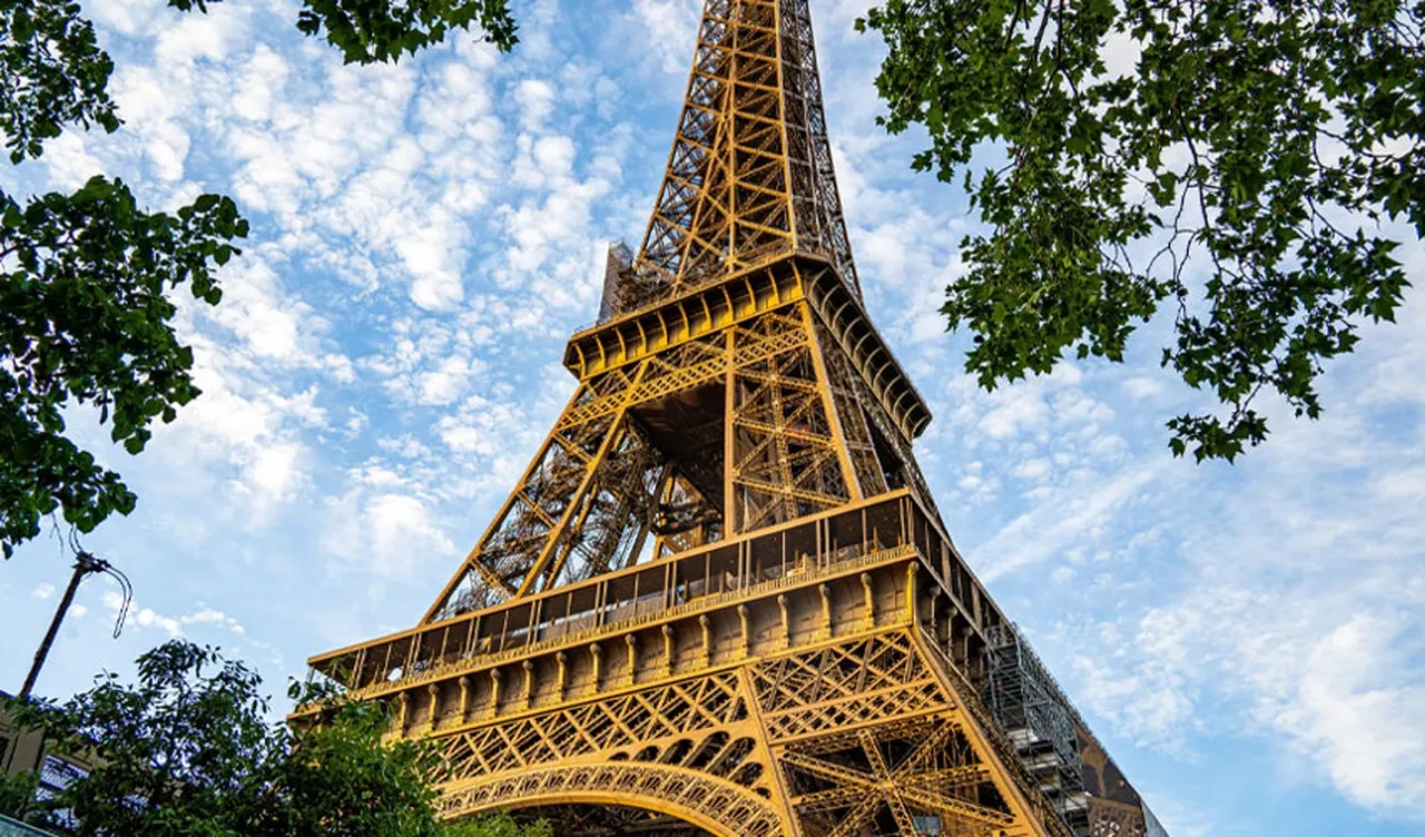 Eyfel Kulesi gizemli şekilde boy atıyor! Uzmanlar gerçek nedenini açıkladı