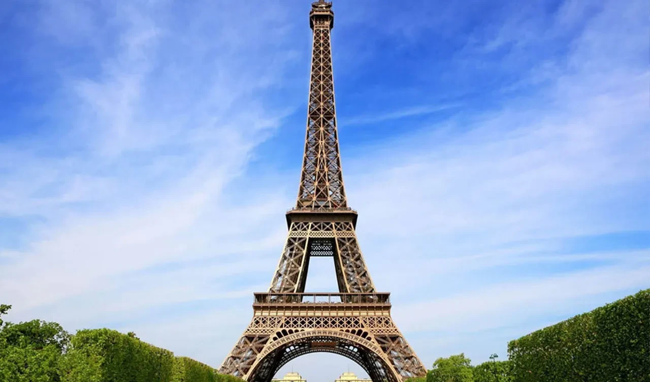 Eyfel Kulesi gizemli şekilde boy atıyor! Uzmanlar gerçek nedenini açıkladı