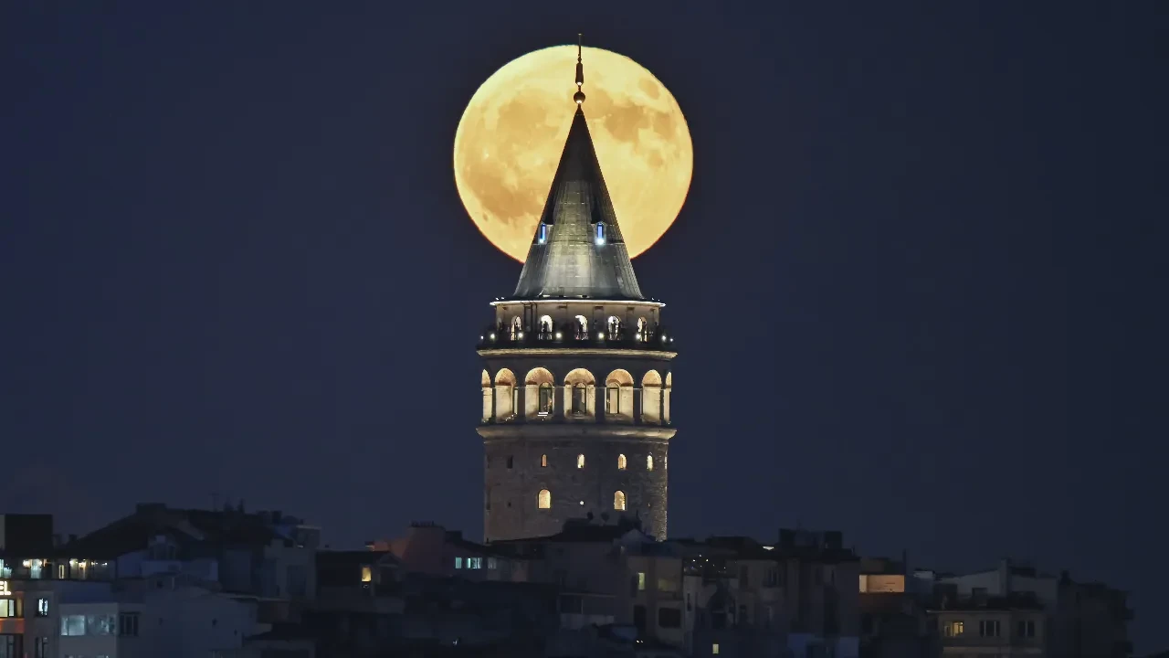 Galata Kulesi'nde dolunay görsel şölen oluşturdu