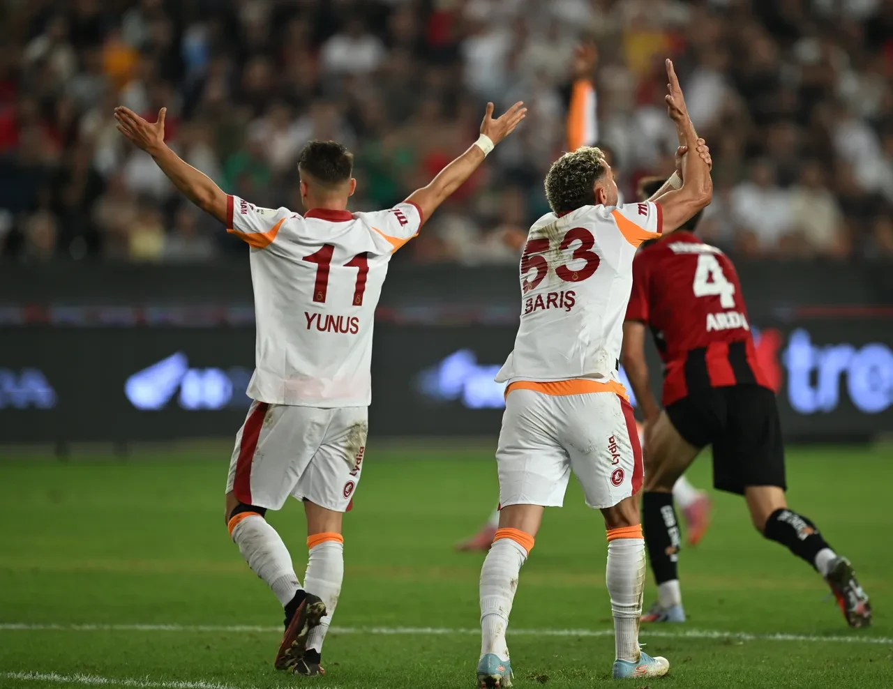 Galatasaray, Avrupa devleriyle yarışta! Sürpriz bir hamle geliyor