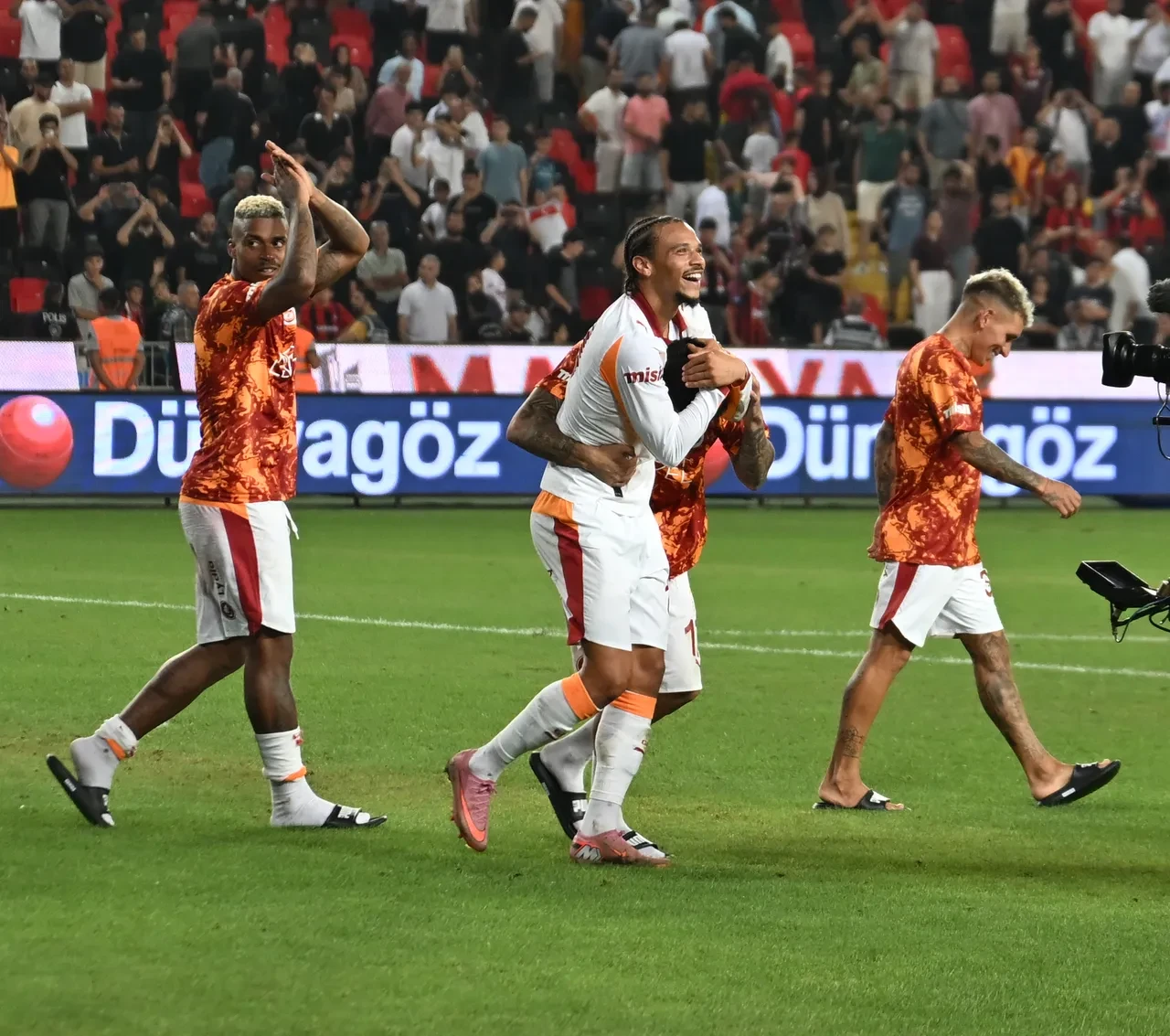 Galatasaray, Avrupa devleriyle yarışta! Sürpriz bir hamle geliyor