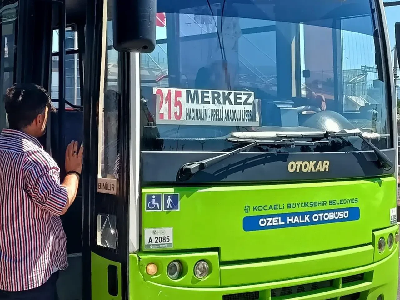 Halk otobüsü şoförü yolcuyu demir sopayla kovaladı! Polisi görünce boynuna bıçak dayadı