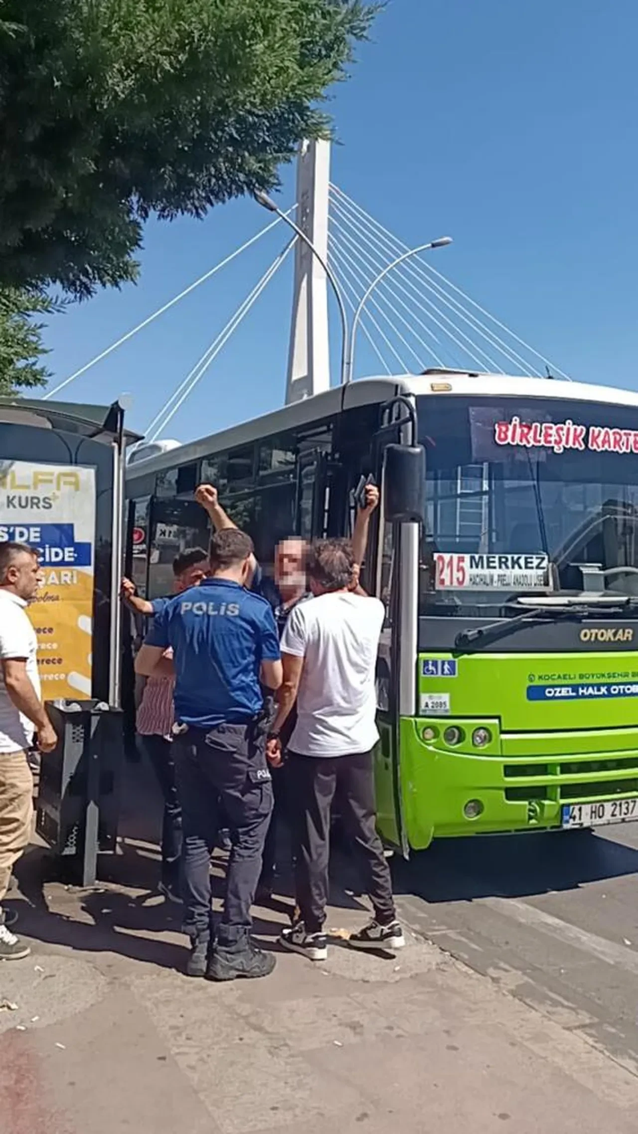 Halk otobüsü şoförü yolcuyu demir sopayla kovaladı! Polisi görünce boynuna bıçak dayadı