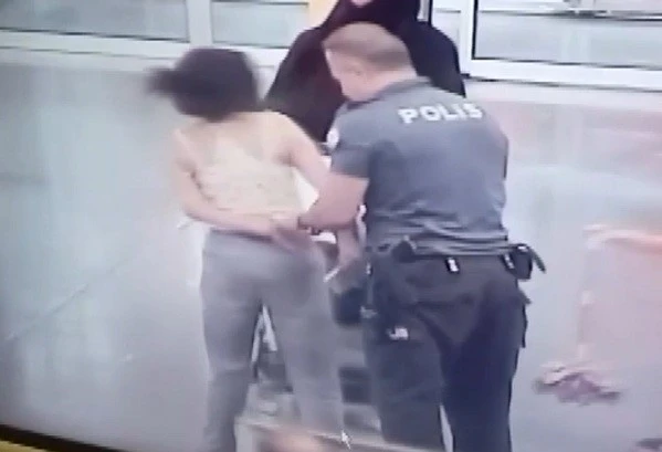 Bursa terminalinde alkollü kadının valiz kavgasının görüntüleri kamerada