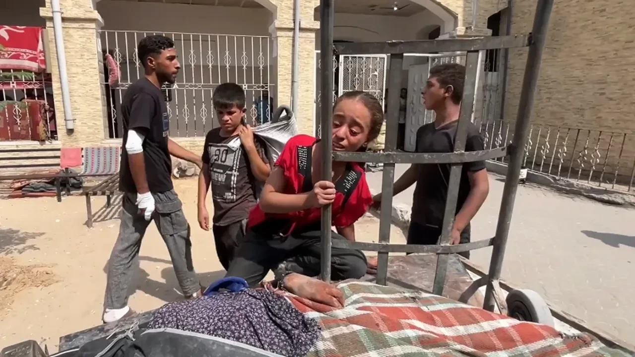 İsrail'in annesini katlettiği Filistinli kızın ağıtları yürek yaktı! At arabasında yanından ayrılmadı 