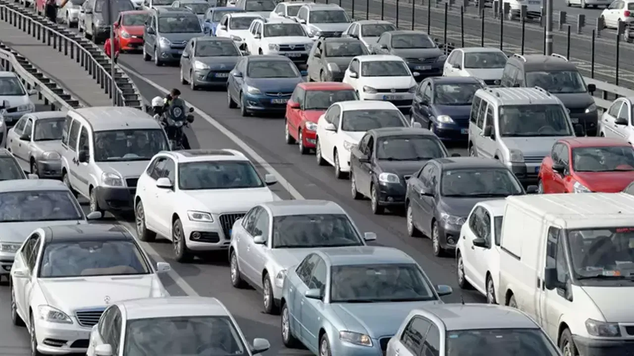 İstanbul'da yoğun trafik! Sürücüler dikkat: 2 dakikalık yol 40 dakikaya çıktı