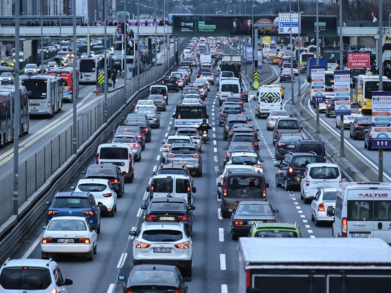 İstanbul'da yoğun trafik! Sürücüler dikkat: 2 dakikalık yol 40 dakikaya çıktı