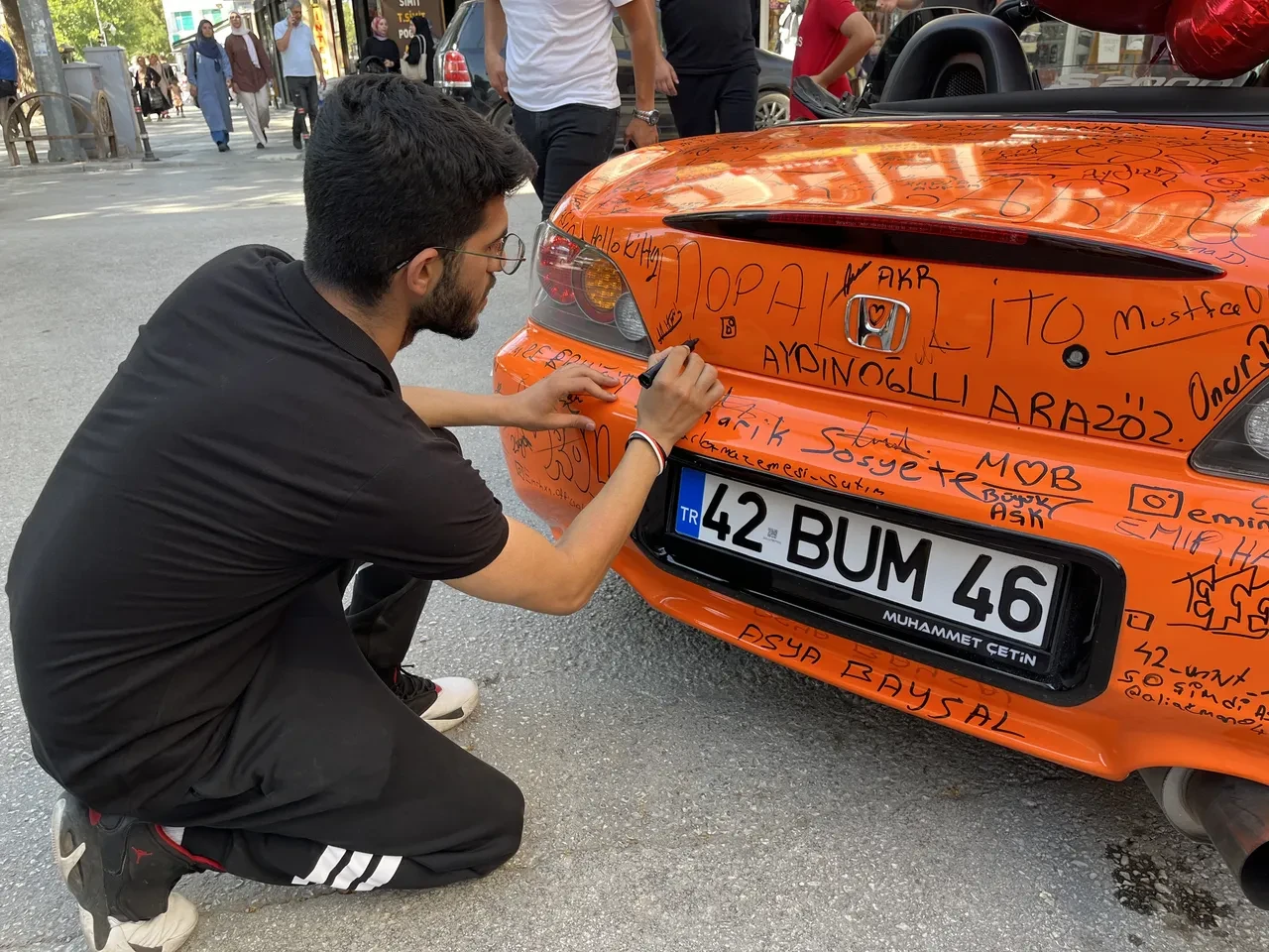 Konya'nın göz bebeği oldu! Otomobili görenler imza atmadan geçmiyor