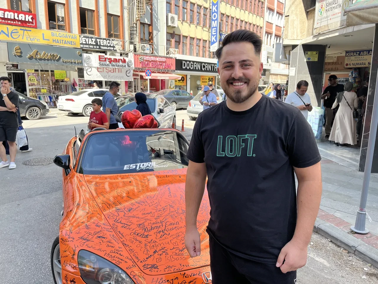 Konya'nın göz bebeği oldu! Otomobili görenler imza atmadan geçmiyor