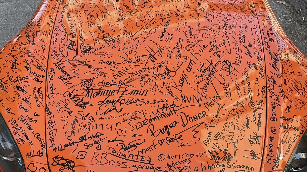 Konya'nın göz bebeği oldu! Otomobili görenler imza atmadan geçmiyor