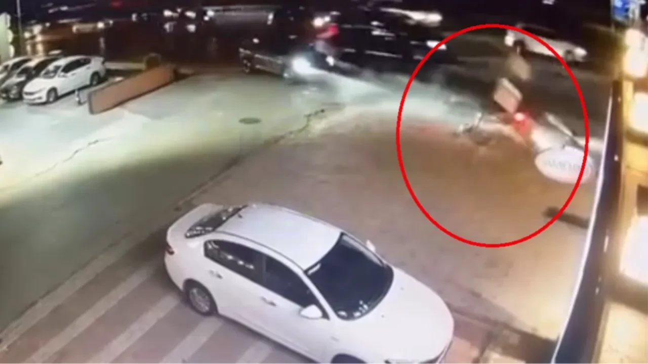 Korkunç kaza kamerada! Hızla gelip tabelayı yerinden söktü 