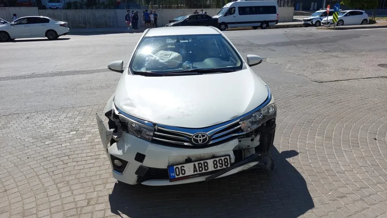 Samsun'da otomobil kamyonla çarpıştı : 3 yaralı