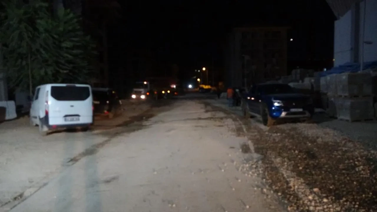 Şantiye işçileri birbirine girdi! Taş ve sopalar havada uçuştu