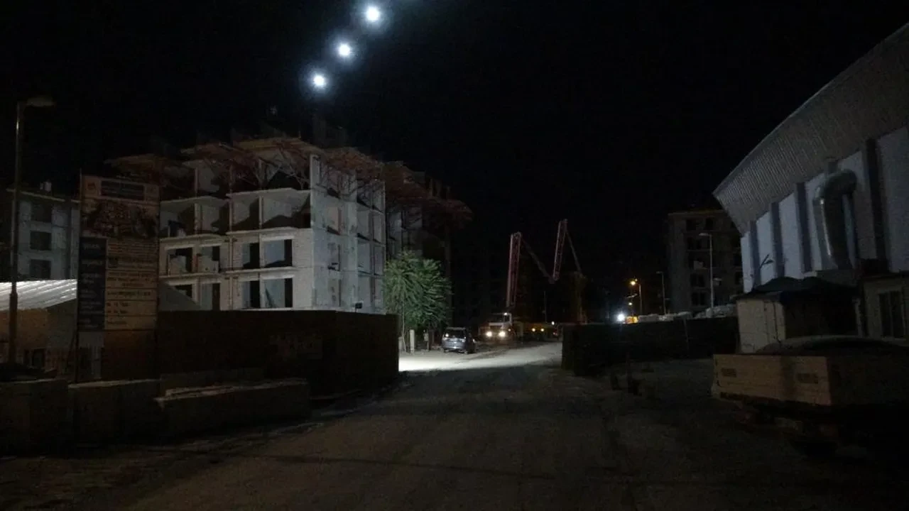 Şantiye işçileri birbirine girdi! Taş ve sopalar havada uçuştu