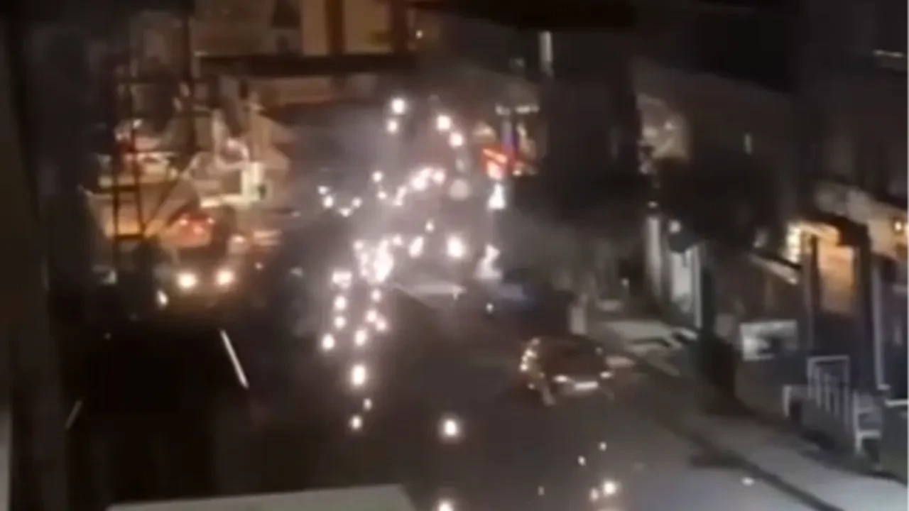 Sıcak havaya elektrik telleri de dayanamadı! Havai fişek gibi patladılar 