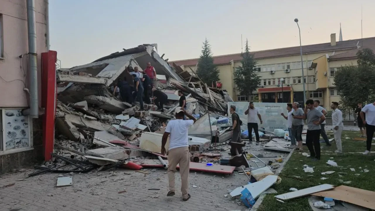 Şiddetli depremin yaşandığı Balıkesir'den ilk görüntüler! Vatandaşa kritik uyarı