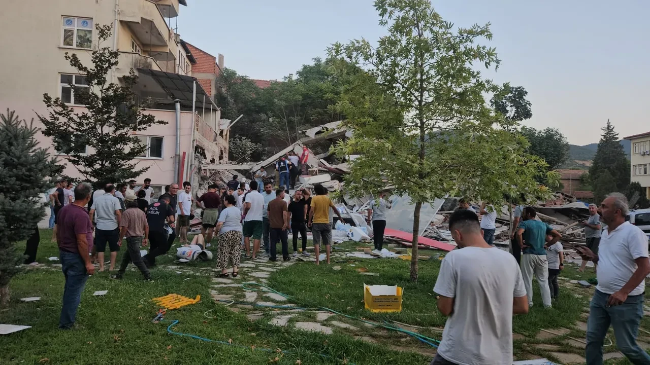 Şiddetli depremin yaşandığı Balıkesir'den ilk görüntüler! Vatandaşa kritik uyarı