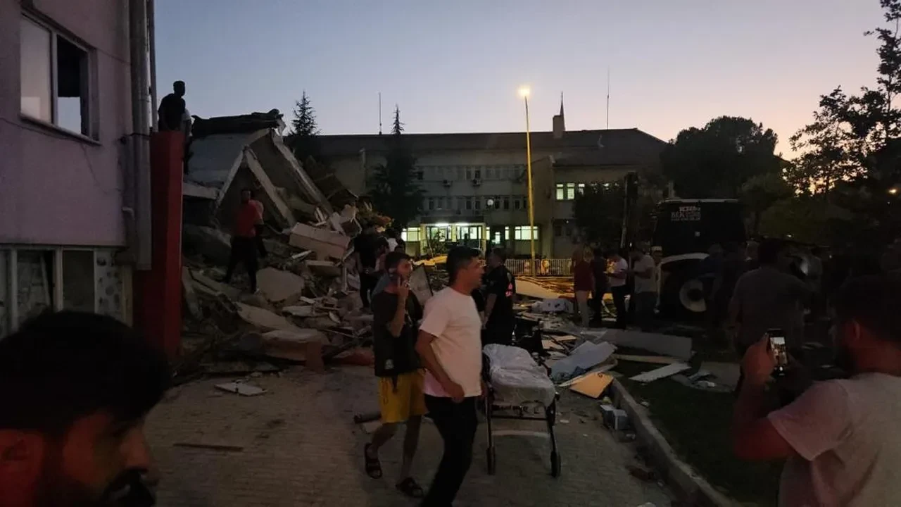 Şiddetli depremin yaşandığı Balıkesir'den ilk görüntüler! Vatandaşa kritik uyarı